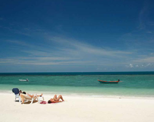 งามเม็ดทราย นอนอาบแดดชายทะเล หาดยาว หาดสลัด เกาะพะงัน สุราษฏร์ธานี